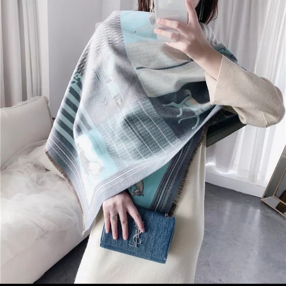 ⭐HP⭐Elegant Cashmere Shawl ⭐ - Picture 3 of 6